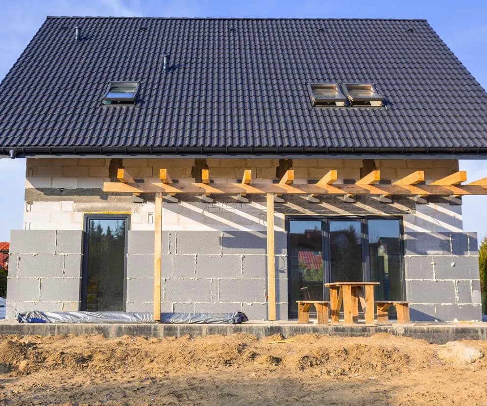 Jak ustawić spadek elewacji? Poradnik krok po kroku