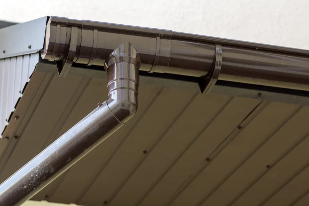 Jak zamontować rynny PCV: 9 praktycznych wskazówek dla majsterkowiczów