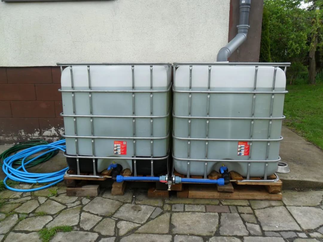 Jak połączyć dwa zbiorniki na deszczówkę bez wycieków i problemów