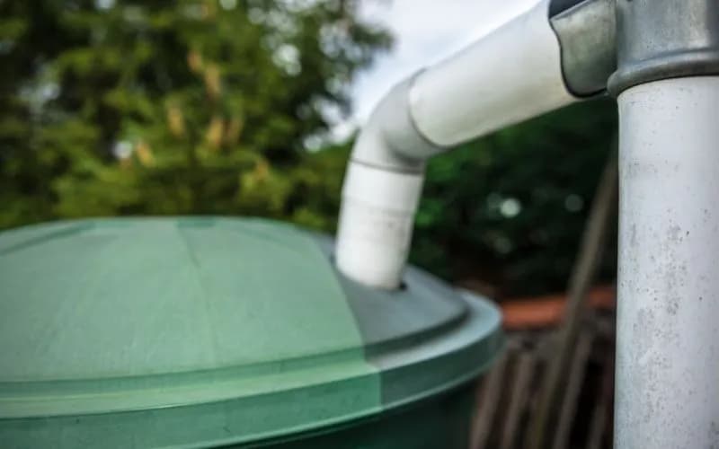 Jak podłączyć beczkę do rynny: 8 kroków do zbierania deszczówki