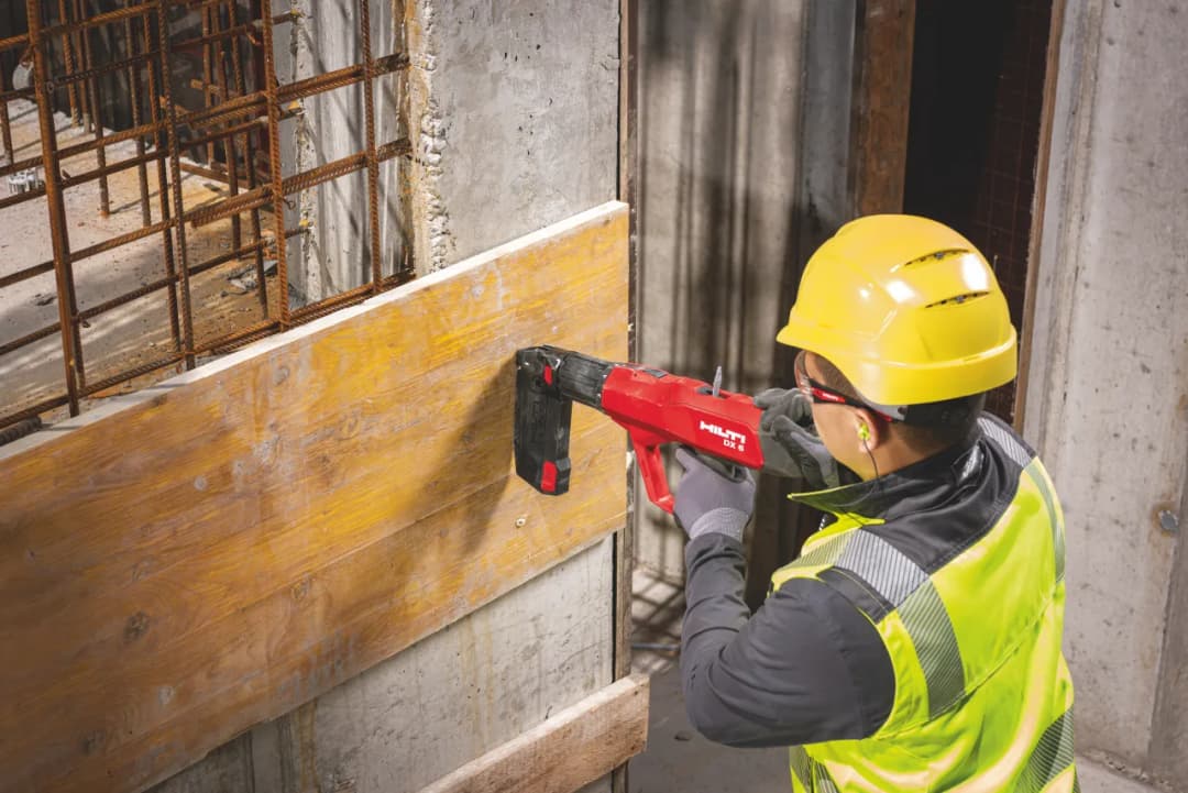 Jak skutecznie łączyć drewno z betonem za pomocą kotw betonowych