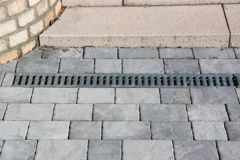 Betonowy odpływ liniowy: Trwałe rozwiązanie do walki z wodą
