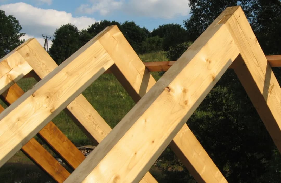 Łączenie krokwi na zakładkę: technika stabilnej konstrukcji dachu