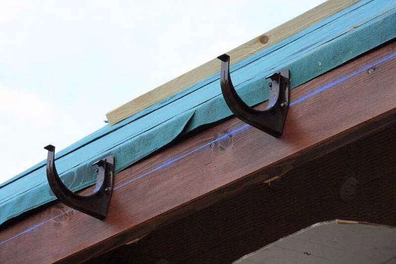 Deska pod rynnę: Estetyczna ochrona dachu i orynnowania