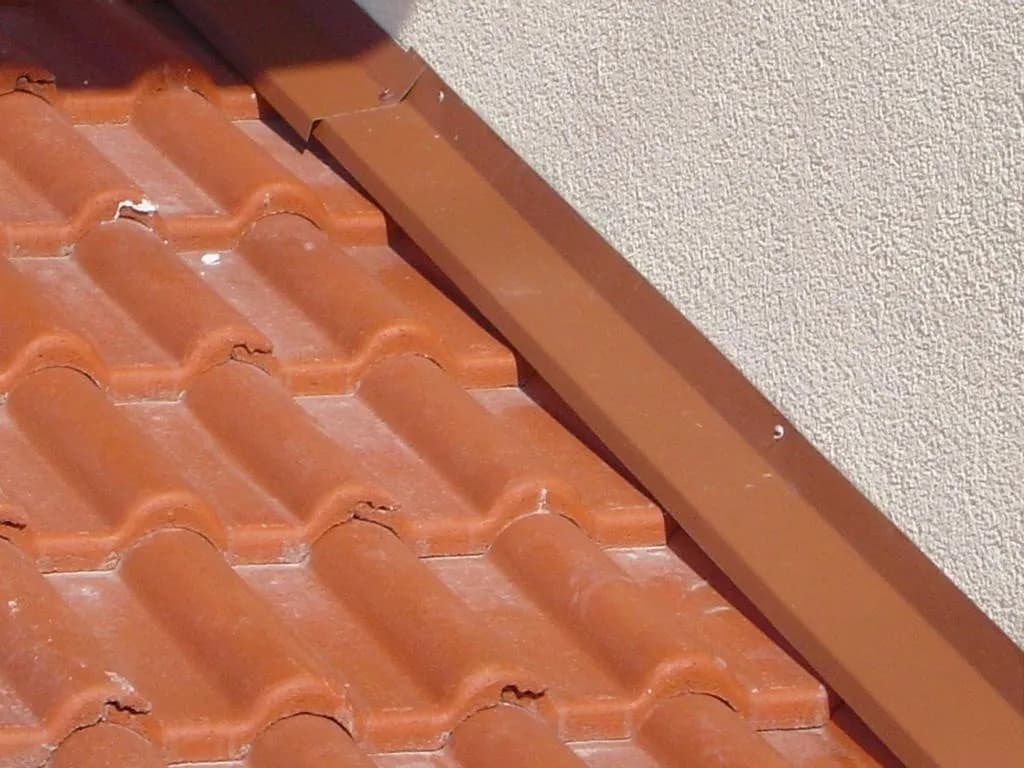 Opierzenie dachu przy ścianie - jak wykonać prawidłowo i trwale